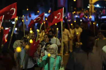 Zafer Bayramı’nda İzmit sokakları fener alayıyla aydınlandı
