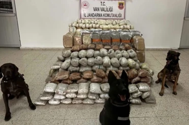 Zehir tacirlerine geçit yok: Tır ve kümeste 324 kilo uyuşturucu ele geçirildi