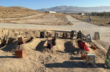 Zehirlenerek ölen anne ve 2 çocuğunun yan yana defnedildiği mezarlar görenlerin için sızlattı 