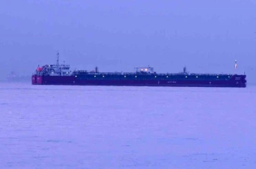 Zehirlenme yaşanan tanker gemisi, günün ilk ışıklarıyla görüntülendi 