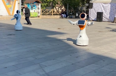 Zeybek oynayan robotlar Bilim Şenliği’nde ilgi topladı