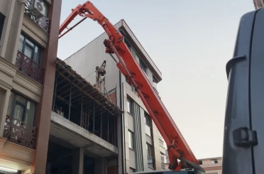 Zeytinburnu’nda beton dökme çalışması sırasında yan binanın duvarı çöktü 