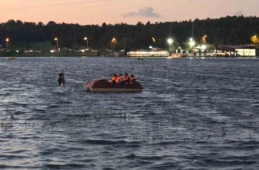Ziplinede mahsur kalan vatandaşı deniz bisikletiyle gölette gezenler kurtardı 