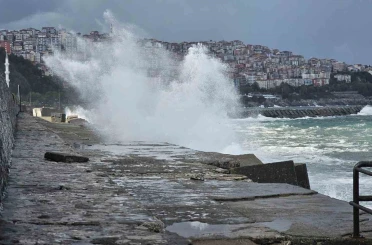 Zonguldak’ta dalgalar 7 metrelik liman duvarını aştı 
