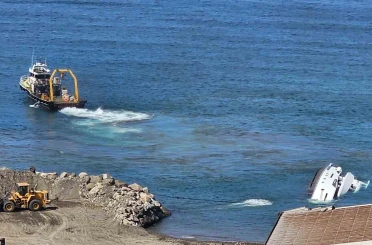 Zonguldak’ta denize indirildikten sonra batan lüks yatı çıkarma çalışmaları sürüyor 