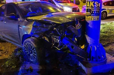 Zonguldak’ta otomobil önce araca, ardından yön direğine çarptı: 2 yaralı 