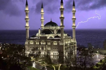 Zonguldak’ta şimşekler geceyi aydınlattı 