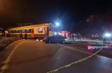 Zonguldak’ta yolcu treni otomobille çarpıştı: 5 yaralı
