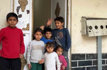 Zor şartlarda yaşayan 6 yetim çocuklu aile için yeni bir hayat başladı 