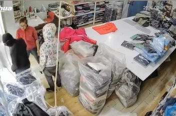 Zorla para isteyen yüzü maskeli şahısları tokatla kovdu 