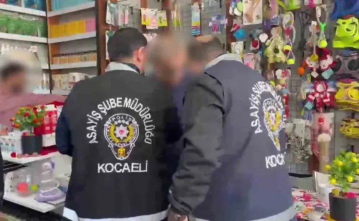 10 yıldır aranan firari dükkanında yakalandı, kelepçeye itiraz etti
