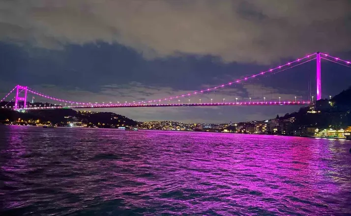 15 Temmuz Şehitler Köprüsü pembe renge büründü
