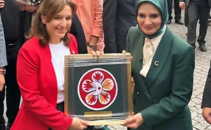 152 yıllık makineyle işlenen Kızılay’ın ilk amblemi Bakan Göktaş’a da hediye edildi
