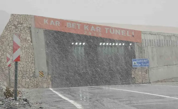3 bin rakımlı Karabet Geçidi’nde sis ve kar yağışı etkili oluyor
