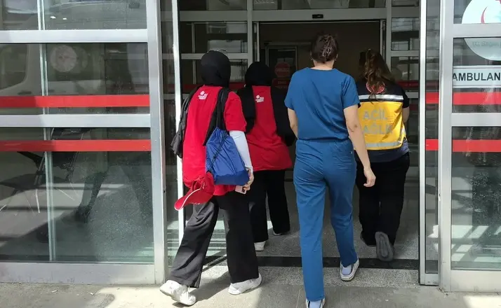 4 öğrenci yemekten zehirlendi
