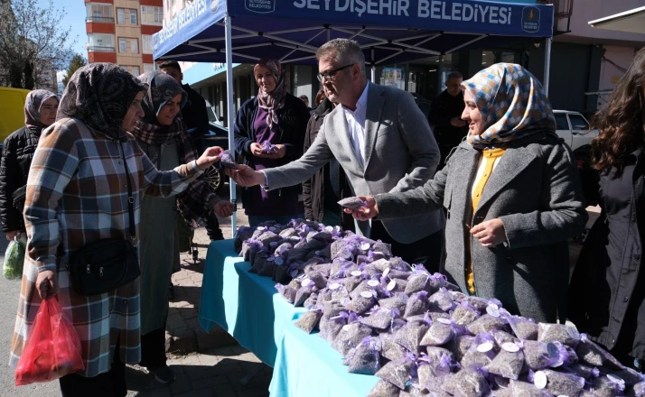 8 Mart Dünya Kadınlar Gününde Kadınlara Lavanta Hediye Edildi