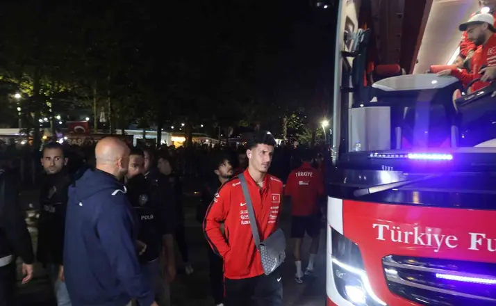 A Milli Futbol Takımı’nı otel önünde yüzlerce taraftar karşıladı
