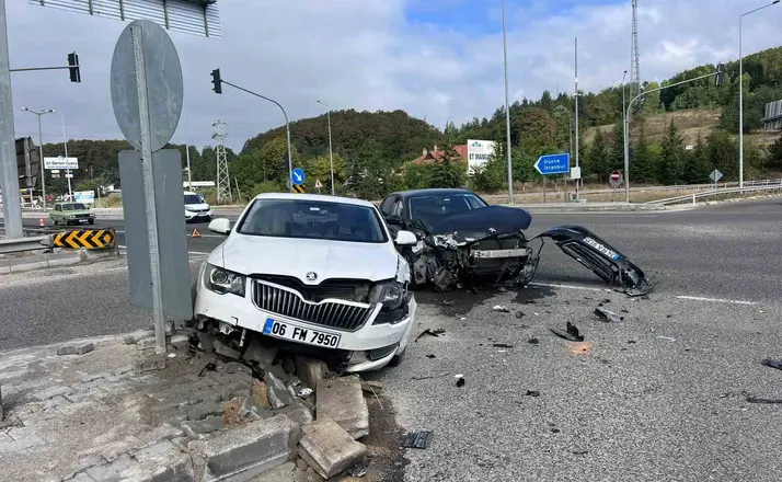 Abant Kavşağı’nda iki otomobil çarpıştı
