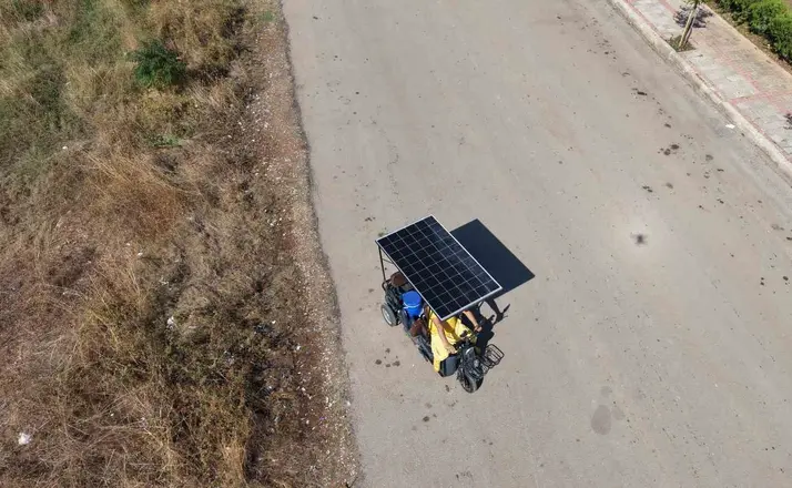 Adana sıcağını avantaja çevirdi: Dondurma sattığı motosikletine güneş paneli taktırdı
