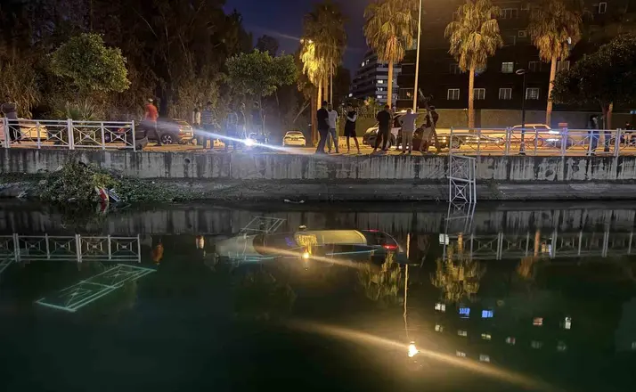 Adana’da otomobil sulama kanalına düştü: Sürücüyü vatandaşlar kurtardı
