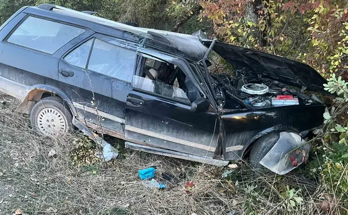 Ağaca çarpan otomobil hurdaya döndü: Sürücüyü ekipler kurtardı
