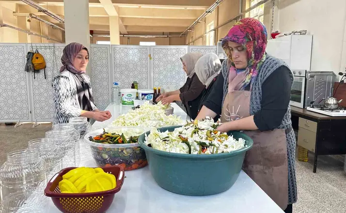 Ağrı’da ata tohumuyla yetişen lahanalar turşuya dönüşüyor

