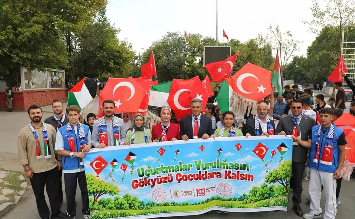 Ağrı’da bin öğrenci Gazze için yürüdü, uçurtmalarını gökyüzüne bıraktı
