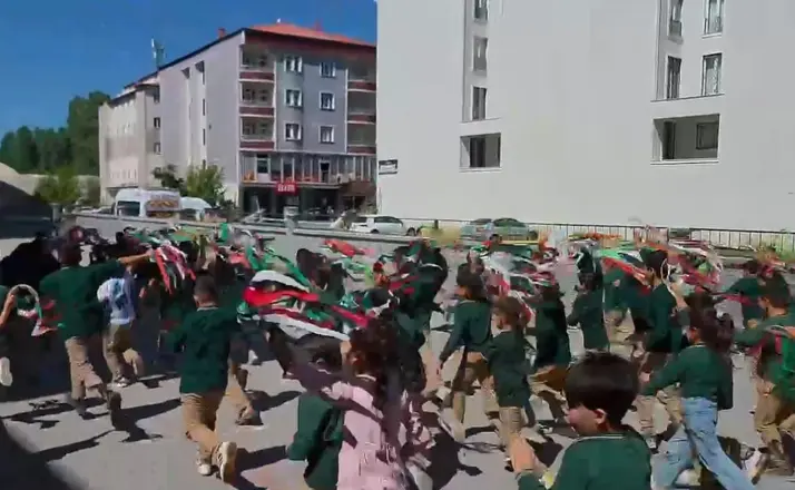 Ağrı’da "Uçurtmalar Vurulmasın, Gökyüzü Çocuklara Kalsın" etkinliği düzenlendi
