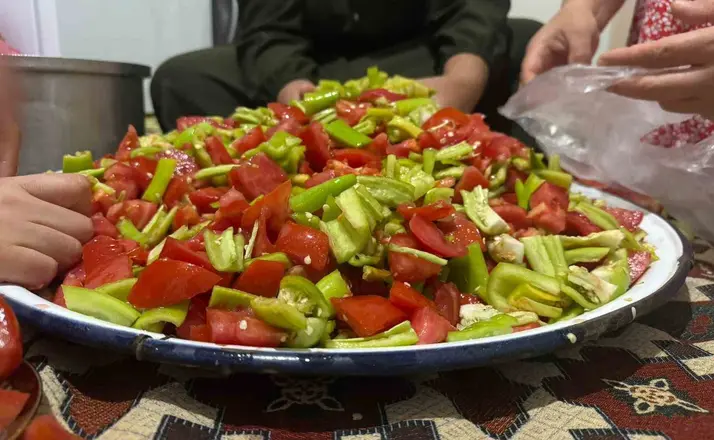 Ağrı’da yaz sebzeleri kış sofralarına hazırlanıyor
