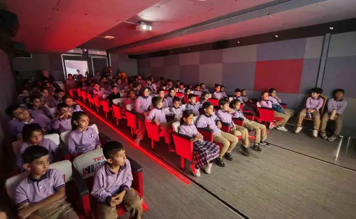 Ahlatlı çocuklar TRT sinema tırıyla sinema heyecanı yaşadı
