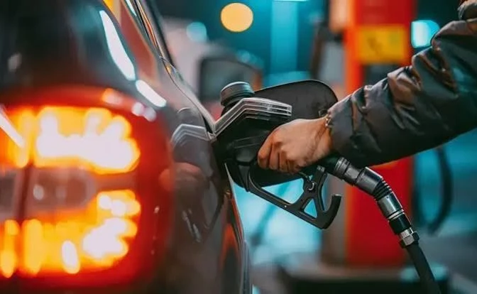 Akaryakıta çifte zam geliyor! Motorin ve benzin fiyatları bu gece yükselecek