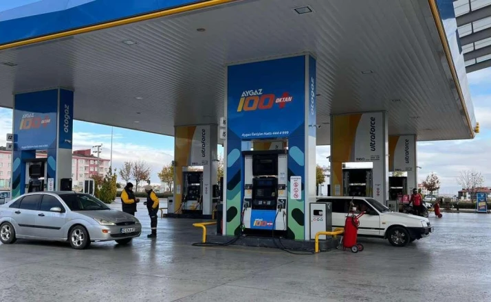 Akaryakıtta indirim sevinci kısa sürdü! Bu gece yeniden zam geliyor