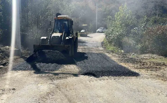 Akçakoca’da köy yollarında asfalt yama çalışması
