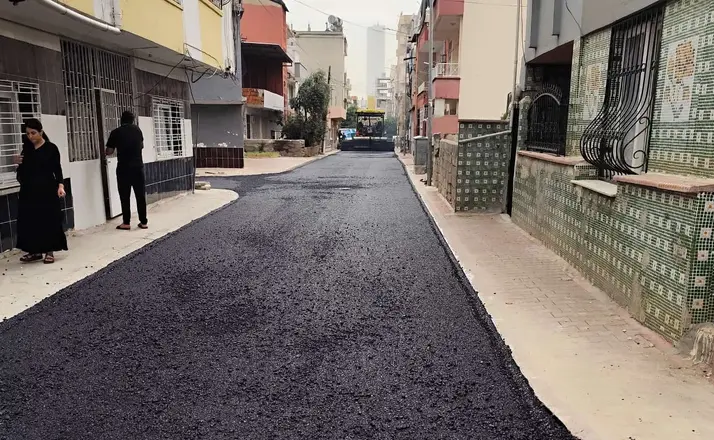 Akdeniz’de sokaklar sıcak asfaltla yenileniyor
