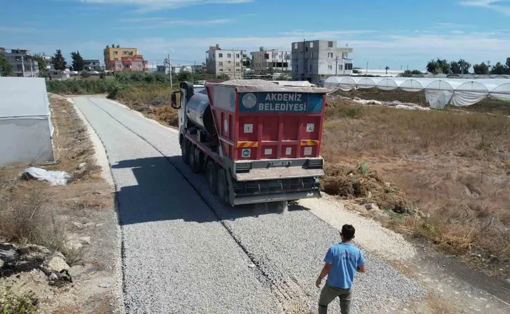Akdeniz’de yol çalışmaları hız kesmeden sürüyor
