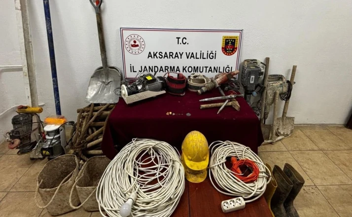 Aksaray'da define avcıları tarihi eserlerle suçüstü yakalandı