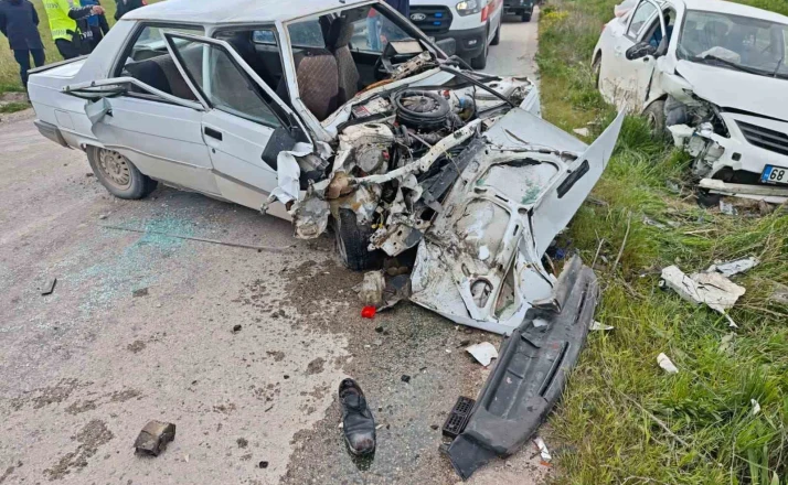 Aksaray’da 2 otomobil çarpıştı: 4 yaralı