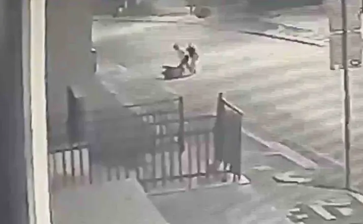 Aksaray’da bir kadın, 2 kadın tarafından yol ortasında böyle darp edildi
