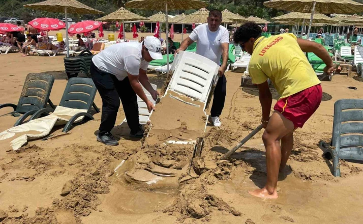 Alanya’da dev dalgalar şezlongları kuma gömdü 