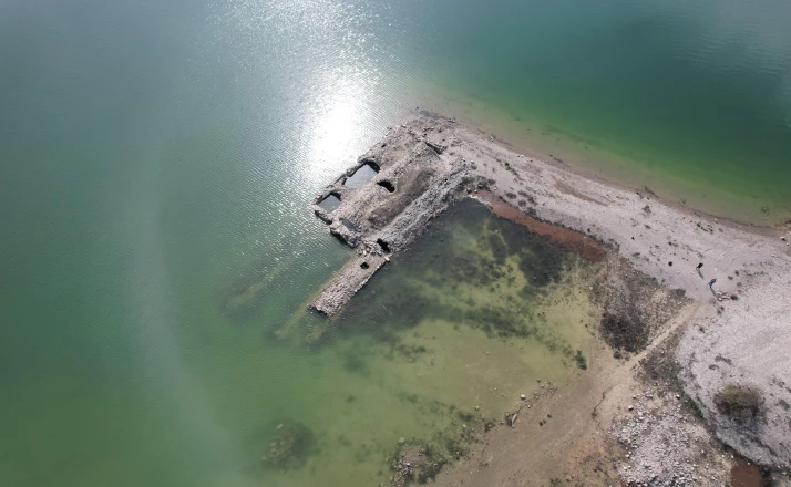 Altınapa Barajı’nda su seviyesi arttı, tarihi hanın bir kısmı yeniden sular altında kaldı