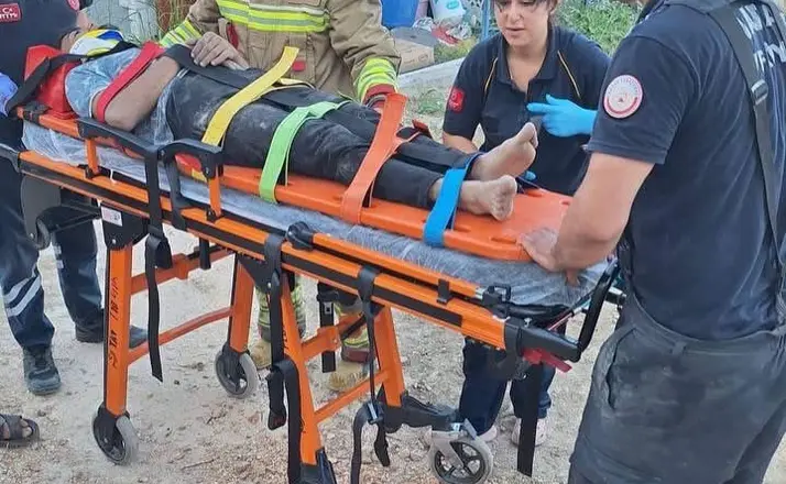 Altınözü’nde devrilen traktörün altında kalan 3 kişi yaralandı
