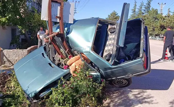 Amasya’da direğe çarpan otomobil ikiye ayrıldı: 2 yaralı
