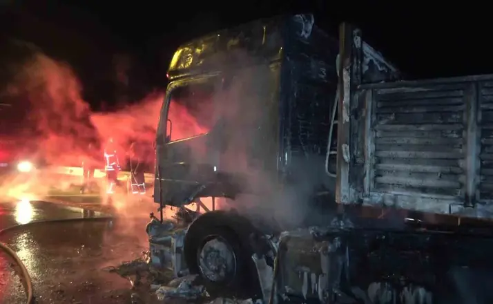 Amasya’da seyir halindeki tır alev topuna döndü
