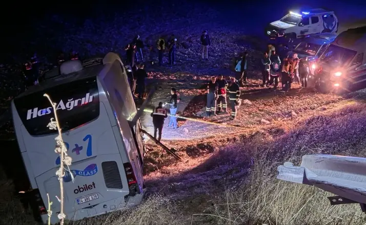 Amasya’da yolcu otobüsü şarampole uçtu: 2’si ağır 24 yaralı
