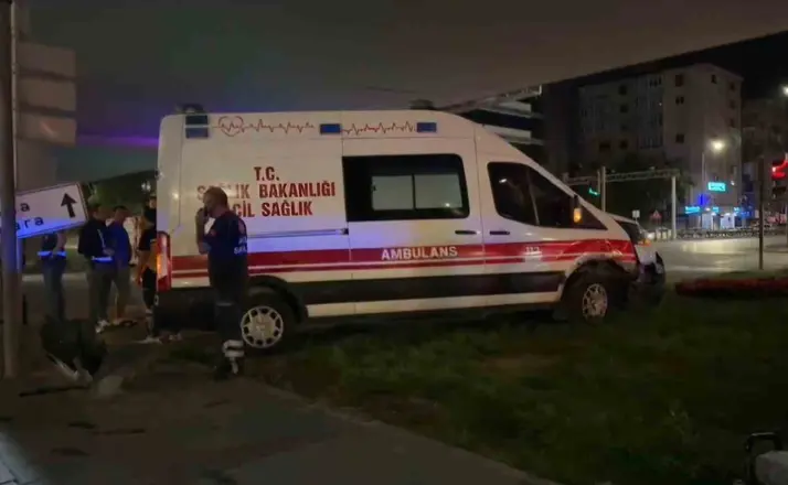Ambulans ile otomobil çarpıştı: 6 yaralı
