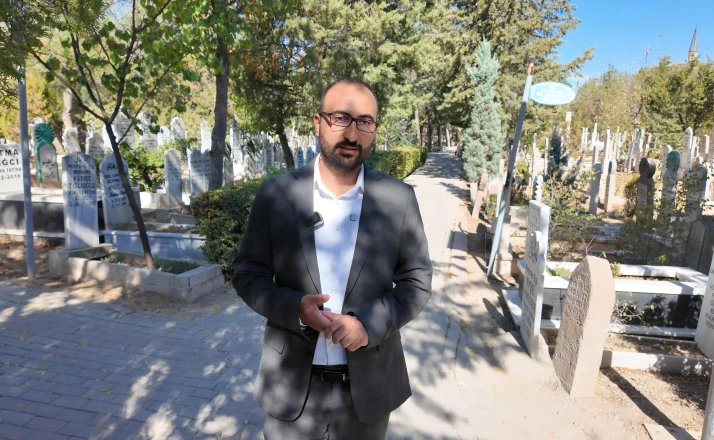 Anadolu Gençlik Derneği Konya Şube başkanı Durmuş Ali KARA, Üçler Mezarlığı’nda anlamlı bir duruşa imza attı.