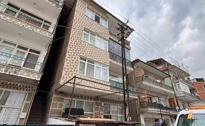 Ankara’da üç arkadaşını öldürüp intihar eden zanlının komşusu: "Polislere, ’Üç kişiyi öldürdüm, beni uyuşturucuya alıştırdılar, müebbet hapis yatamam’ dedi"
