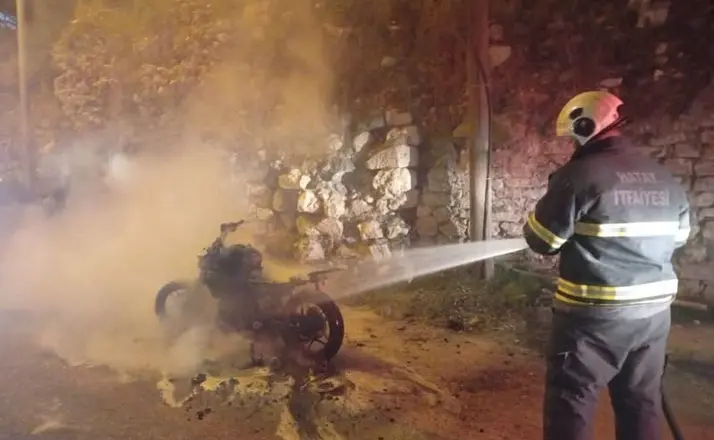Antakya’da yanan motosiklet kullanılmaz hale geldi
