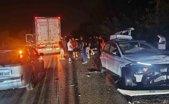 Antalya’da 4 aracın karıştığı kazada ortalık savaş alanına döndü
