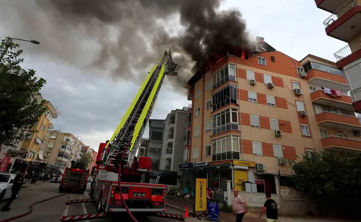 Antalya’da 5 katlı apartmanın çatısında yangın paniği
